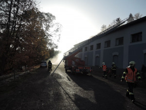 Při požáru lisu v Raspenavě vznikla škoda za milion korun.