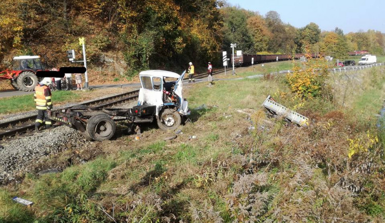 Střet nákladního automobilu a vlaku zastavil v úterý ráno provoz železnici ve Višňové.