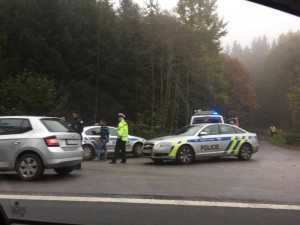 VIDEO: Zfetovaný Polák v kradeném autě ujížděl policistům, honičku ukončila nehoda