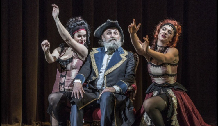 Kapitán Nemo a His Girls.