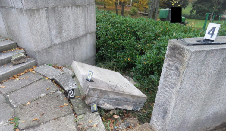 Neznámý řidič zbořil oplocení kolem parku v Jablonci nad Nisou, teď ho hledá policie.