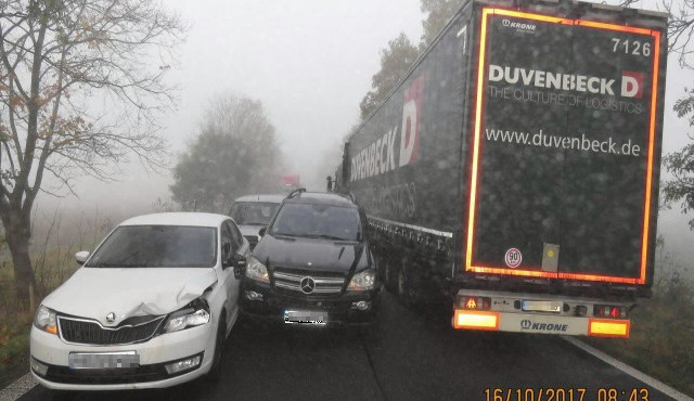 Předjíždění v silné mlze se řidiči Mercedesu vymstilo. Své auto zaklínil mezi kamion a další osobák.