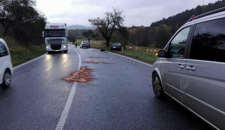 FOTO: Další nehoda ve Lvové. Střet dvou osobních aut si vyžádal dvě zraněné osoby