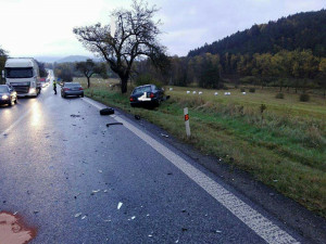 Další nehoda ve Lvové. Střet dvou osobních aut si vyžádal dvě zraněné osoby.