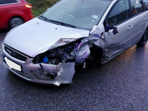 Další nehoda ve Lvové. Střet dvou osobních aut si vyžádal dvě zraněné osoby.