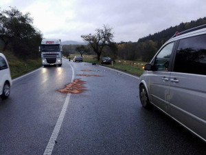 FOTO: Další nehoda ve Lvové. Střet dvou osobních aut si vyžádal dvě zraněné osoby