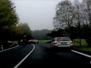 VIDEO: Polák, který ujížděl v kradené Audi policistům, je opět na svobodě. Do vazby nepůjde