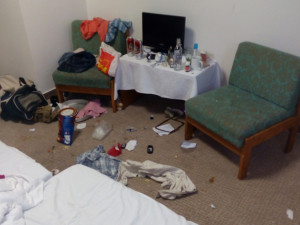 Bilance zlodějky v hotelu: Ukradený alkohol a televize, pomočená zeď a zdevastovaný pokoj
