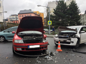 Provoz na frekventované křižovatce u knihovny blokovala nehoda dvou aut