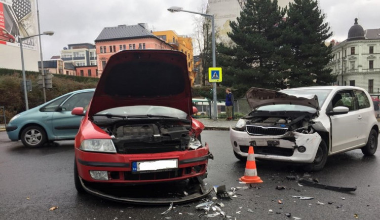 Provoz na frekventované křižovatce u knihovny blokovala nehoda dvou aut.