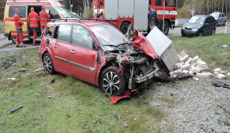 Další nehoda na železničním přejezdu. V Sosnové se střetl vlak s osobním automobilem.