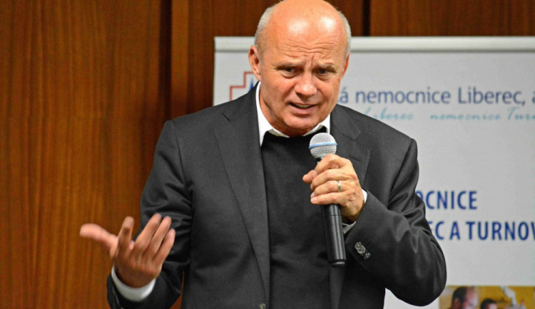 Michal Horáček v debatě se zaměstnanci liberecké nemocnice.