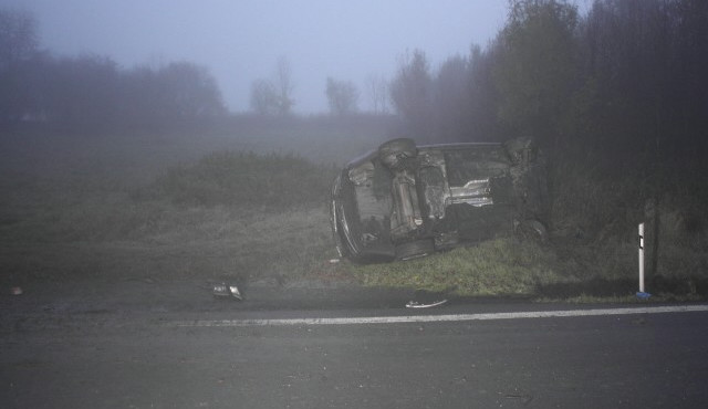 Předjíždění v silné mlze skončilo těžkým poraněním motocyklisty. Srazila ho protijedoucí Octavie.