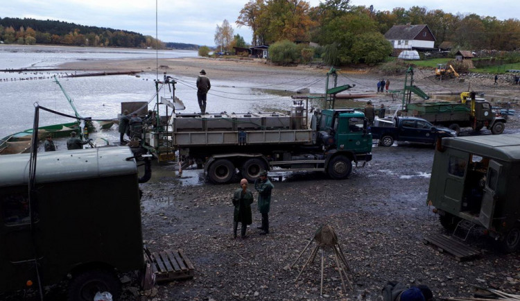 Loví se rybník Bezdrev. Dnes je akce spojena se slavnostmi