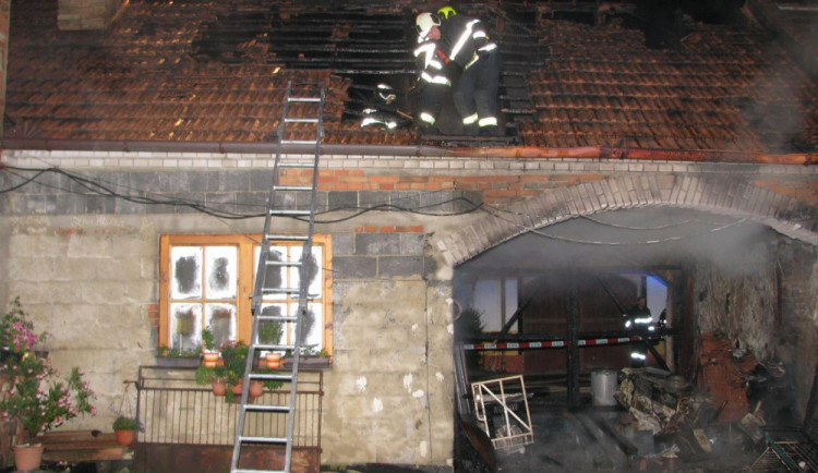 V Plasné došlo k požáru rodinnému domu. Hasičům komplikuje výjezd silný vítr