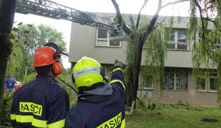 Počasí je na ústupu. Škody se budou likvidovat i další dny