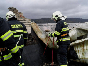 Následky větrné smrště budou odstraňovat několik dní. Bez proudu jsou tisíce domácností