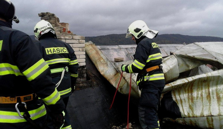 Zásah u poškozené střechy.