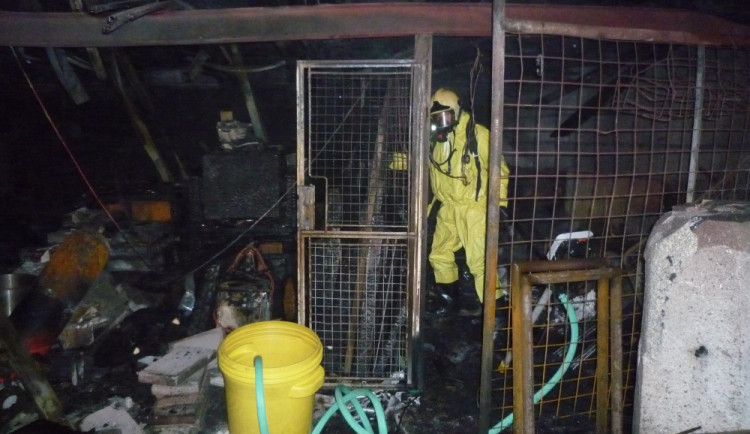 Hasiči se nezastavili ani v noci. Zaměstnal je požár sklářské dílny.