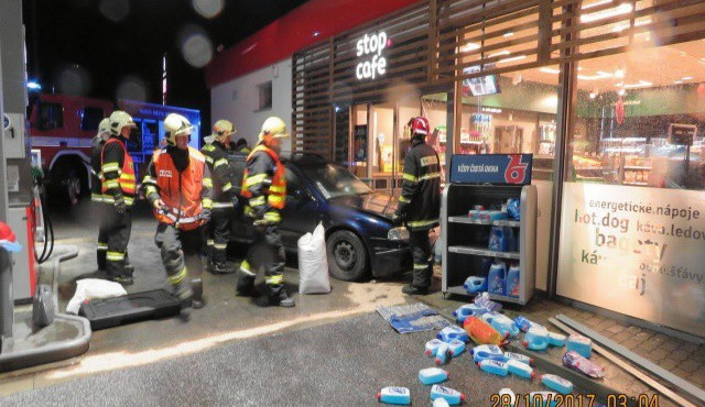 Opilý a zdrogovaný mladík si spletl brzdu s plynovým pedálem. Projel až do čerpací stanice.