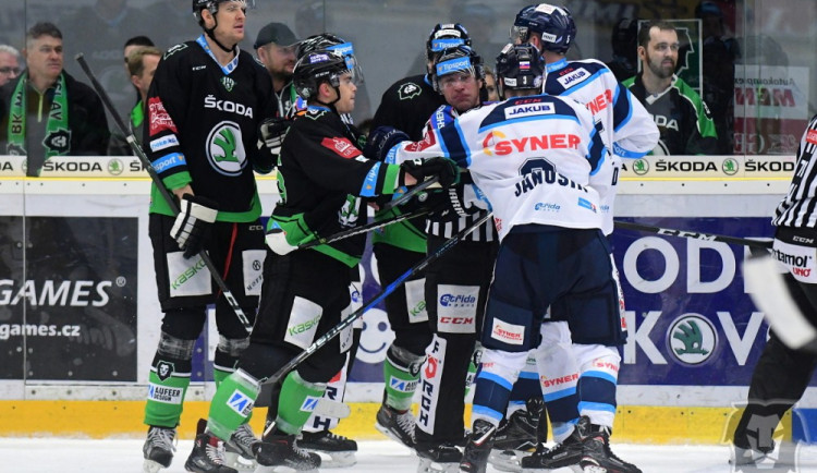 Šarvátka po skončení duelu.