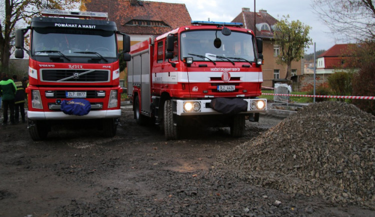 Únik plynu ve Cvikově zaměstnal čtyři jednotky hasičů, uzávěr na potrubí porušili dělníci.