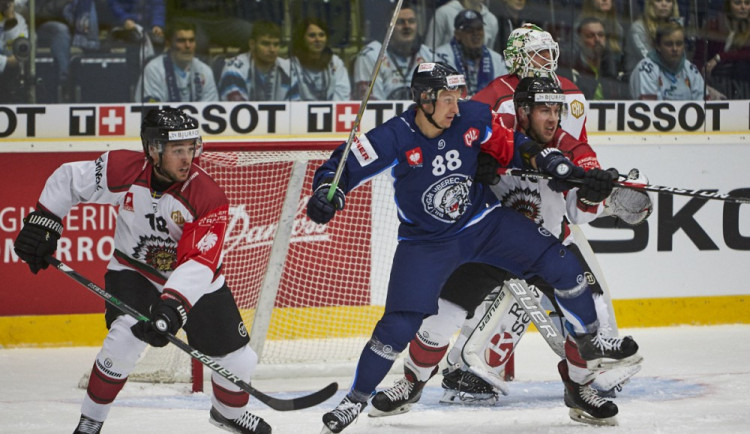 Boj před brankou hostí.