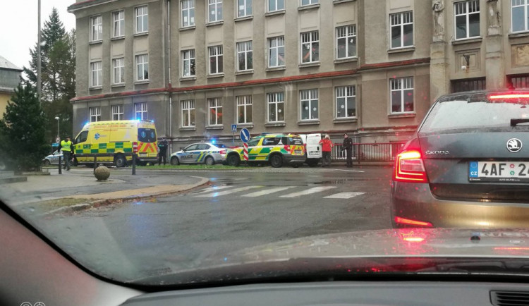 Žena odstavila auto na přechodu.