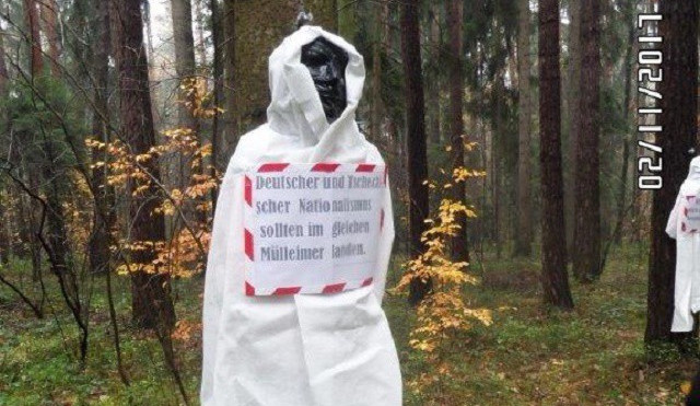 Odkaz na události 2. světové války? V Novém Boru kdosi vyvěsil figuríny s texty v němčině.