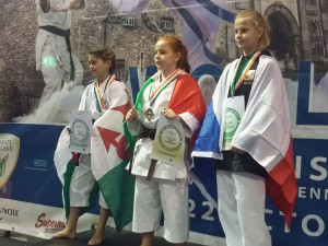 Vpravo Míša Vaškovská s bronzovou medailí z kata