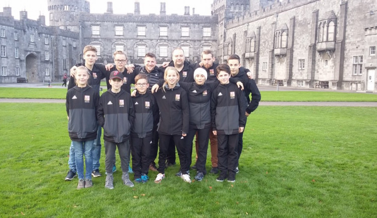 Závodníci a trenéři Gryfu v Irsku.