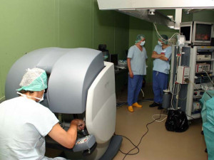 Nemocnice v Liberci si chce koupit přístroj na robotické operace