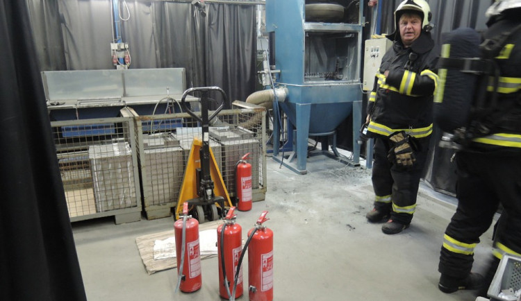 Požárí v areálu bývalé textilní továrny Česana v Raspenavě zaměstnal pět jednotek hasičů.