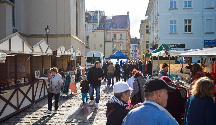 Svatomartinská sobota uzavře první sezonu obnovených trhů v Kostelní ulici