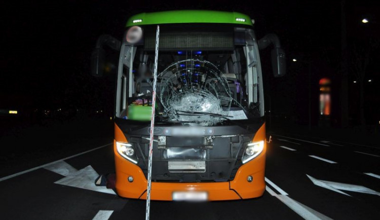 Český řidič autobusu srazil ve Zhořelci chodce, mladík nehodu nepřežil
