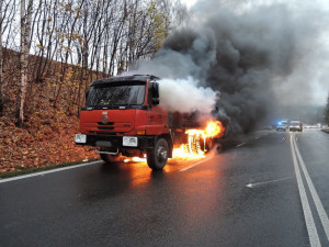 FOTO: Tatrovka začala za jízdy hořet. Řidič stihl včas utéct