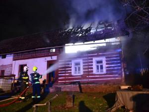FOTO: Noční požár roubenky likvidovaly čtyři jednotky hasičů. Plameny zpozorovali sousedé