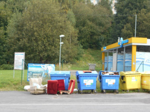 Nepořádek u kontejnerů