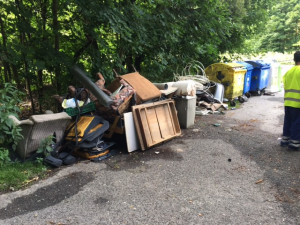 Nepořádek u kontejnerů