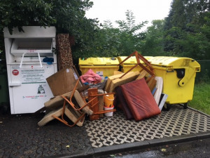 Nepořádek u kontejnerů