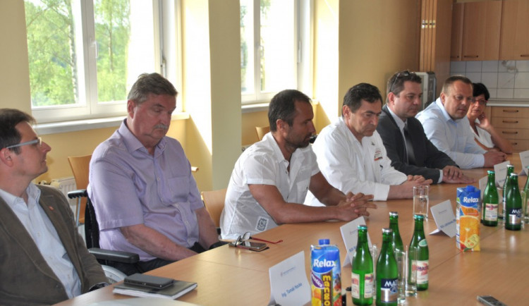 Luděk Nečesaný (uprostřed)