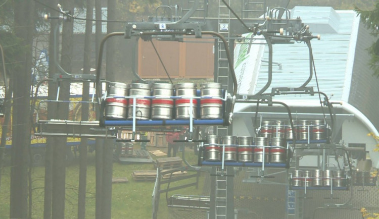 FOTO: Na lanovce kroužily stovky pivních sudů. Technici testovali před zimní sezonou funkčnost brzd