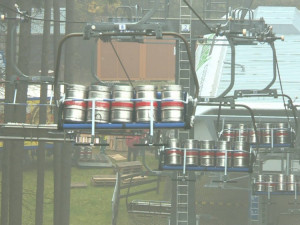 FOTO: Na lanovce kroužily stovky pivních sudů. Technici testovali před zimní sezonou funkčnost brzd