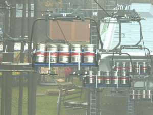 Na lanovce kroužily stovky pivních sudů. Technici testovali před zimní sezonou funkčnost brzd.