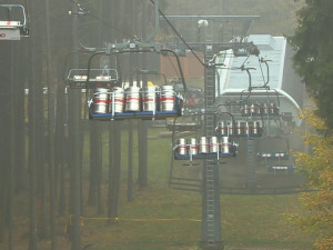Na lanovce kroužily stovky pivních sudů. Technici testovali před zimní sezonou funkčnost brzd.