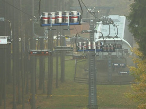 Na lanovce kroužily stovky pivních sudů. Technici testovali před zimní sezonou funkčnost brzd.