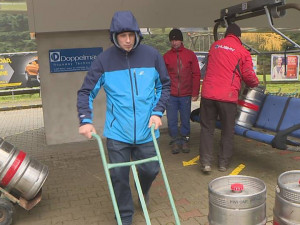 Na lanovce kroužily stovky pivních sudů. Technici testovali před zimní sezonou funkčnost brzd.