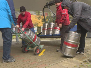 Na lanovce kroužily stovky pivních sudů. Technici testovali před zimní sezonou funkčnost brzd.