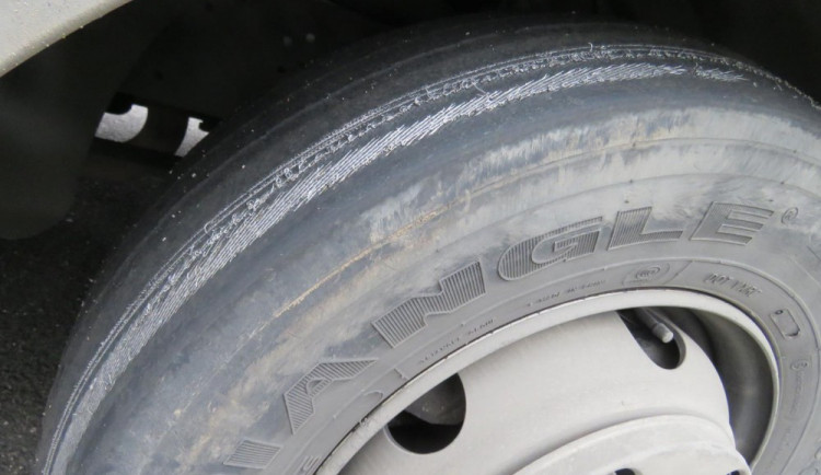 Řidič náklaďáku boural na úplně sjetých pneumatikách. Z pláště mu lezl ocelový kord.