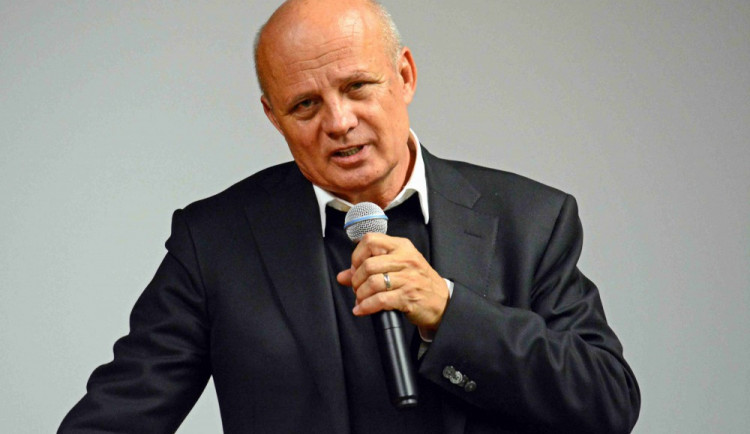 Michal Horáček v debatě se zaměstnanci liberecké nemocnice.